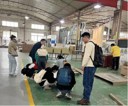 裝配式設計研發工作坊 建筑藝術學院研究生團隊走進廣西華輝裝飾集團，共探建筑裝潢材料新趨勢